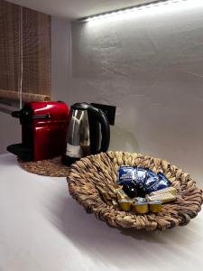 阿凡杜Hacienda tradition&relax的包括牙膏包和茶壶的篮子
