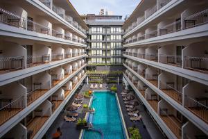 芭堤雅市中心Sabai Sabana的公寓大楼的中间设有游泳池