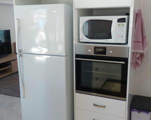 ArdrossanEagles Nest - Ardrossan的厨房配有微波炉和冰箱。
