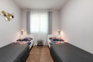 杜布罗夫尼克伊万公寓的两张床位于带窗户的房间内