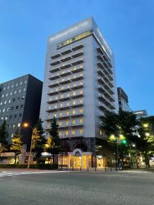 横滨新横滨国际酒店的城市中一座大建筑