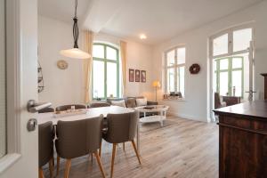 赛巴特班森Villa Frohsinn Appartement 09的厨房以及带桌椅的起居室。