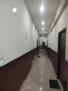 BhiwadiOYO Flagship 80902 Swagat Hotel的一条空走廊,长长的走廊,长长