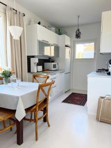 埃斯波Cozy apartment with free parking的厨房以及带桌椅的用餐室。