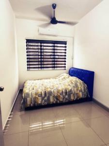 甘榜龙溪EZHomestay Platinum near Cyberjaya Putrajaya KLIA的一间带床的卧室,位于带窗户的房间内