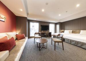 札幌札幌东急酒店的酒店客房,设有两张床和一张沙发