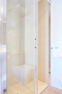 卡拉纳雅达Hostal Gami Adults Only的浴室里设有玻璃门淋浴