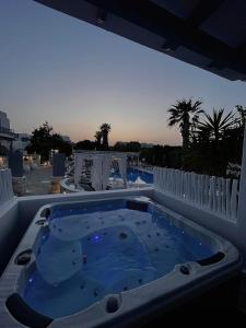 纳乌萨Zoumis Residence的海景天井上的热水浴池