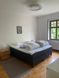 斯德哥尔摩Apartment Garbo的一间白色客房内的床铺卧室