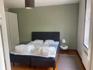 斯德哥尔摩Apartment Garbo的一间卧室配有带白色床单和枕头的床。