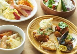 札幌札幌东急酒店的餐桌,盘子上放着食物和碗