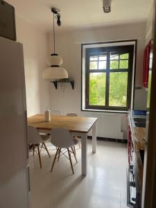 斯德哥尔摩Apartment Garbo的厨房配有桌椅和窗户。