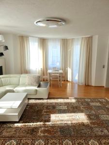 弗罗伊登施塔特Blackforest FeWo的客厅配有白色的沙发和桌子