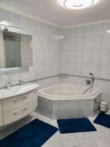 弗罗伊登施塔特Blackforest FeWo的白色的浴室设有浴缸和水槽。