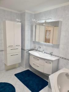 弗罗伊登施塔特Blackforest FeWo的白色的浴室设有水槽和镜子