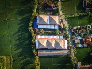 乌布Townhouse, Pool & Kitchen, Ubud, Cucus Mondok的享有带庭院的房屋的顶部景致