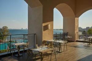 阳光海滩Secrets Sunny Beach Resort and Spa - Premium All Inclusive - Adults Only的阳台餐厅,配有桌椅