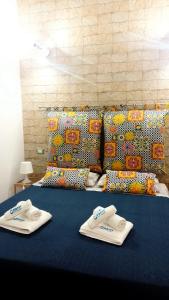 阿沃拉O'Paisi Casa Vacanze的床上有两条毛巾
