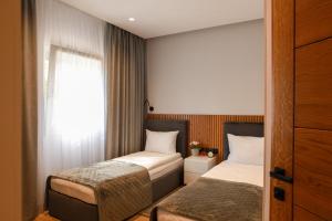 马拉加Apart-hotel Dream的小型客房 - 带2张床和窗户