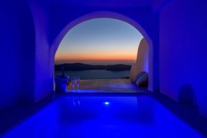 易莫洛林阿比桑托套房和Spa酒店的蓝色客房 - 带一个游泳池,享有美景
