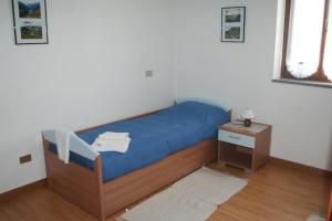 巴切诺B&B La Beula的一间小卧室,配有蓝色的床和床头柜