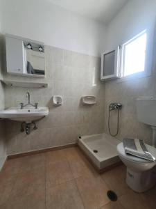 锡基诺斯岛Galini Rooms Sikinos Travel的一间带水槽、浴缸和卫生间的浴室
