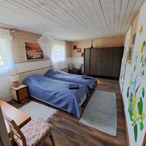 劳拉斯玛Kapteni suvekodu的一间卧室,配有两张床
