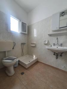 锡基诺斯岛Galini Rooms Sikinos Travel的浴室配有卫生间、盥洗盆和浴缸。