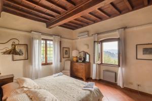 菲耶索莱法托利亚麦阿诺乡村民宿的一间卧室设有一张床和一个窗口