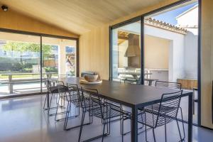 马洛塞讷Villa la Provenca -Architectural House的一间带桌椅的用餐室