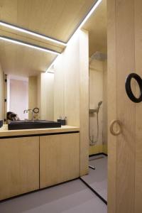 马洛塞讷Villa la Provenca -Architectural House的一间带水槽和淋浴的浴室