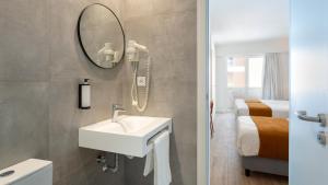 法鲁Hotel Made inn Faro的一间带水槽和镜子的浴室