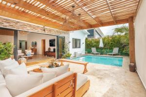 璜多里奥Charming villa with private pool in Juan Dolio的一个带游泳池和房子的室外客厅