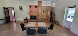 PalometsaSide Suvila的一间带桌椅和壁炉的用餐室