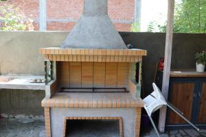 OrchomenósFARMAHOUSE的户外砖炉,坐在庭院里