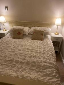 科克Ballea Farmhouse的一张带枕头的白色床和两张台灯