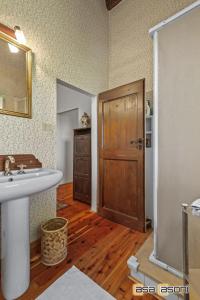 奥西莫Casa dei Pini Country House的一间带水槽和木门的浴室