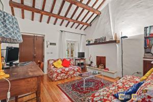 奥西莫Casa dei Pini Country House的客厅配有沙发和桌子