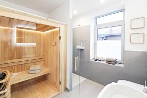 费马恩Op’n Diek的带淋浴和卫生间的浴室以及窗户。