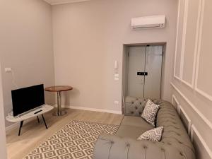 布雷西亚典雅之家公寓的带沙发和电视的客厅