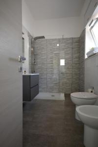 Villaggio RestaCamera & Caffè - Accoglienza Salentina的带淋浴、卫生间和盥洗盆的浴室