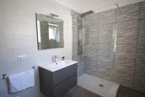 Villaggio RestaCamera & Caffè - Accoglienza Salentina的一间带水槽和玻璃淋浴的浴室