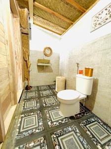 库布盼洛坎Batur cottage的浴室设有卫生间和马赛克地板。