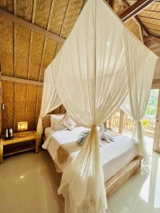 库布盼洛坎Batur cottage的卧室配有带蚊帐的床