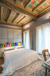 博洛尼亚Castellata La Suite的一间卧室设有一张带格子天花板的大床