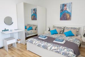 奥托查茨Apartment Pemper - Self check in and check out的一间卧室配有一张带蓝色枕头的大床