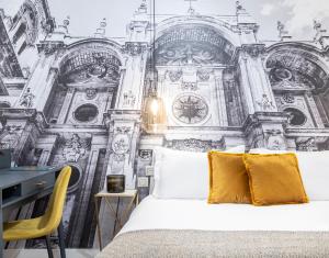 格拉纳达总统酒店的一间卧室配有床和壁画