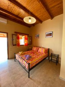 加夫多斯岛Gavdos Panorama的一间卧室设有一张床和木制天花板
