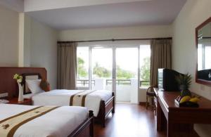 茶云莱海滩查汶海塔拉酒店的酒店客房设有两张床和大窗户。