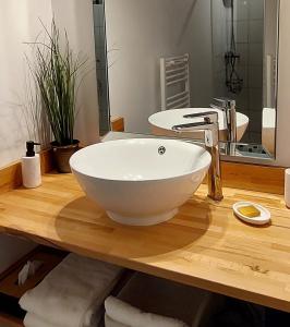 Parçay-les-PinsLe Clos des Roses的木制柜台上带白色碗水槽的浴室